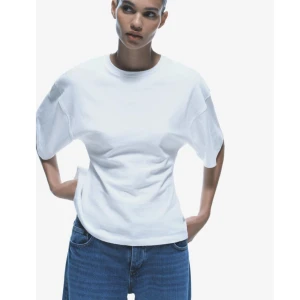 T-shirt med dragkedja i ryggen - Intressekoll!  Helt ny t-shirt från zara med dragkedja i ryggen. Helt oanvänd med alla lappar kvar, var tyvärr lite för stor för mig. Slutsåld i nästan alla storlekar på hemsidan. 