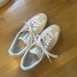 Adidas, samba - Säljer mina superfina samba skor. Anledningen är för att jag inte får någon användning för dom. De är använda 1 gång utomhus, så i stort sätt nyskick! Nypriset för dessa är 1349kr, säljer dessa för 700kr, vid snabb affär 600kr.💓