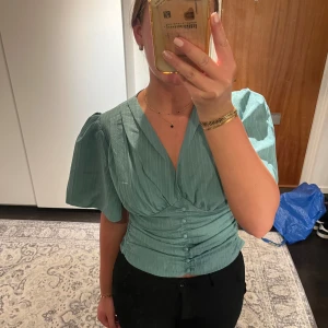 Grön topp - Grön topp Stl S  Kortare i modellen 70kr