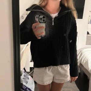 Svart tröja  - Jätte  skön och använd några få ggr  Pris kan diskuteras 