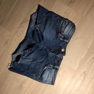 Jeans från Crocker som jag själv klippt till jeans shorts, snygga och i bra skick, dock är modellen lite sliten på tex fickan med dem var så nya💕