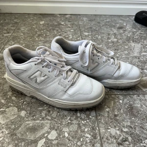 New balance 550 - Sparsamt använda new balance storlek 37,5.  Nypris 1650kr Mitt pris 800kr inkl spårbar frakt. Billigare vid snabb affär!
