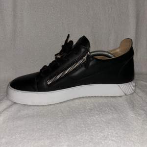 Giuseppe Zanotti i väldigt bra skick, använda med kärlek, 8/10 condition, sjukt stiliga skor som kan användas till vardagen men även fest Köpta på Zanottis egna hemsida! Box, skopåse samt ett litet ”certifikat” finns! Hör av er för fler bilder!