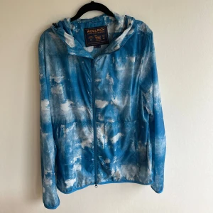 Woolrich windbreaker (10/10) - Säljer denna sjukt feta woolrich windbreakern. Storlek L  i Nyskick, sitter bäst om man är runt 190. Hör av er vid frågor eller funderingar. nypris runt 3500, alla og tags tillkommer vid köp🙌