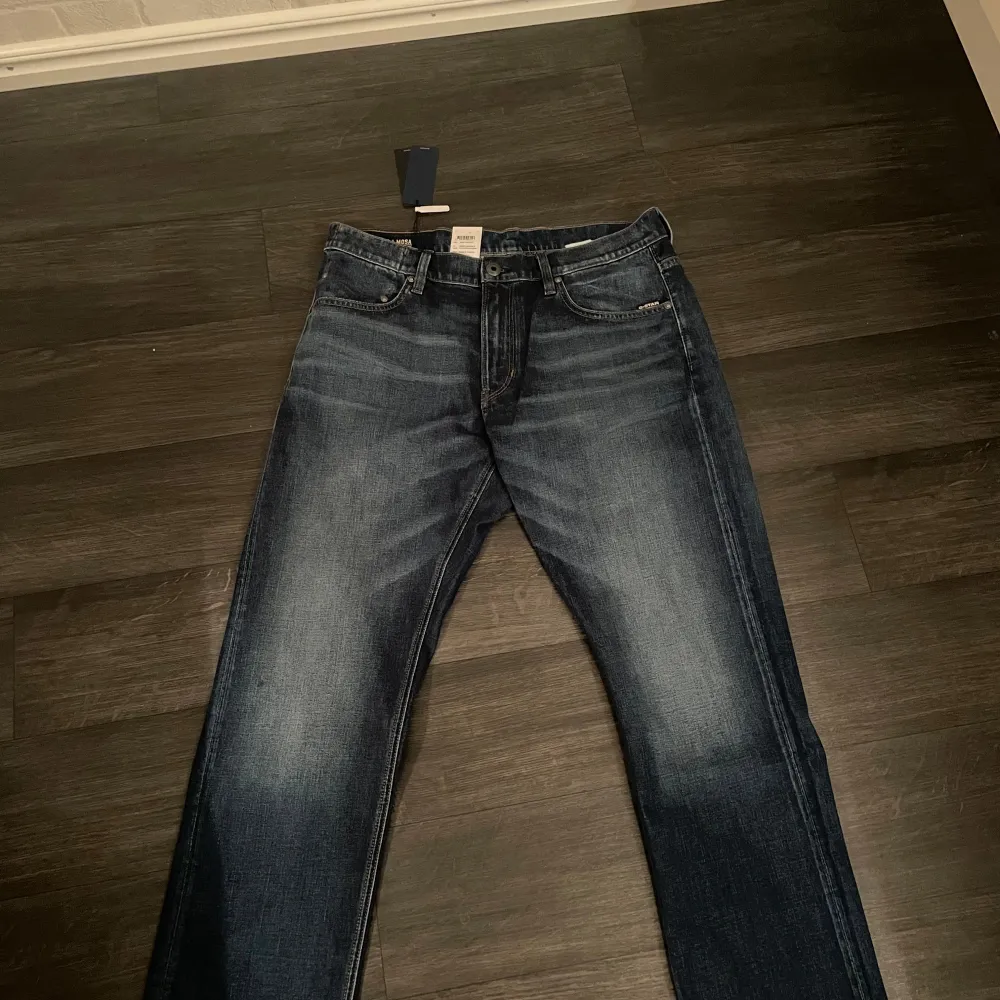 Helt oanvända jeans. Bara testade. Otroligt sköna och bekväma jeans till vardagen. Pris kan diskuteras vid snabb affär.. Jeans & Byxor.