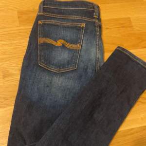 Tjena, säljer nu ett par riktigt feta nudie jeans dem är i fansastiskt bra skick dem är knappast använda storlek W31 L32 skriv vid intresse kan gå ner i pris vid snabb affär 🌟