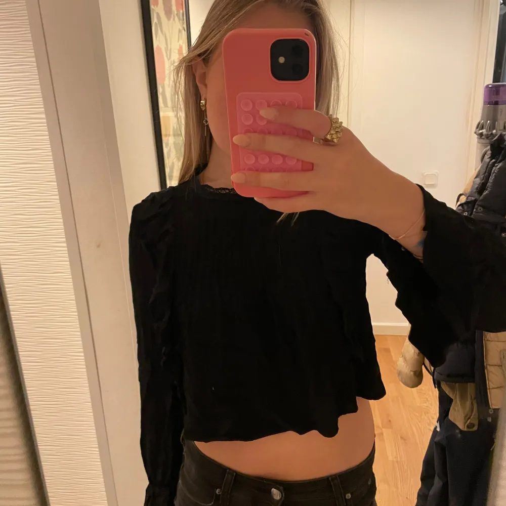Säljer denna gulliga blus från Zara i storlek S. Den har massa detaljer och är lite kort men ändå jättefin. Bra skick använd en gång. Skriv för fler bilder eller frågor. Pris kan diskuteras 🖤🖤. Puserot.
