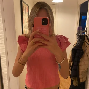 Rosa volang tröja  - Säljer denna söta volang toppen från Zara i storlek S. Använd få gånger. Bra skick. Skriv för fler bilder eller frågor. Pris kan diskuteras. 🩷🩷