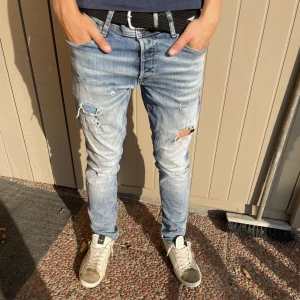 Jack and Jones slim glenn - Säljer nu dessa feta Jack and Jones slim Glenn jeans☀️🌊 jeansen är i fint skick. Hör av er vid frågor eller funderingar. 