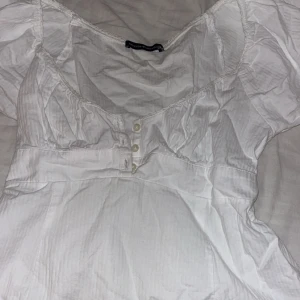 Blus - Gulligt blus från brandy Melville! Knappar och uringning och sitter fint. Använt fåtal gånger och är i fint skick💗