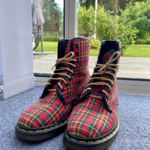 Dr Martens boots - Rutiga Dr Martens i strl 4,5, motsvarande strl 37. Använda 2-3 gånger! Finns på fler sidor 🩷