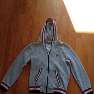 Grå Moncler använd ungefär 1-2 Gånger Storlek Medium - Grå moncler Storlek medium 