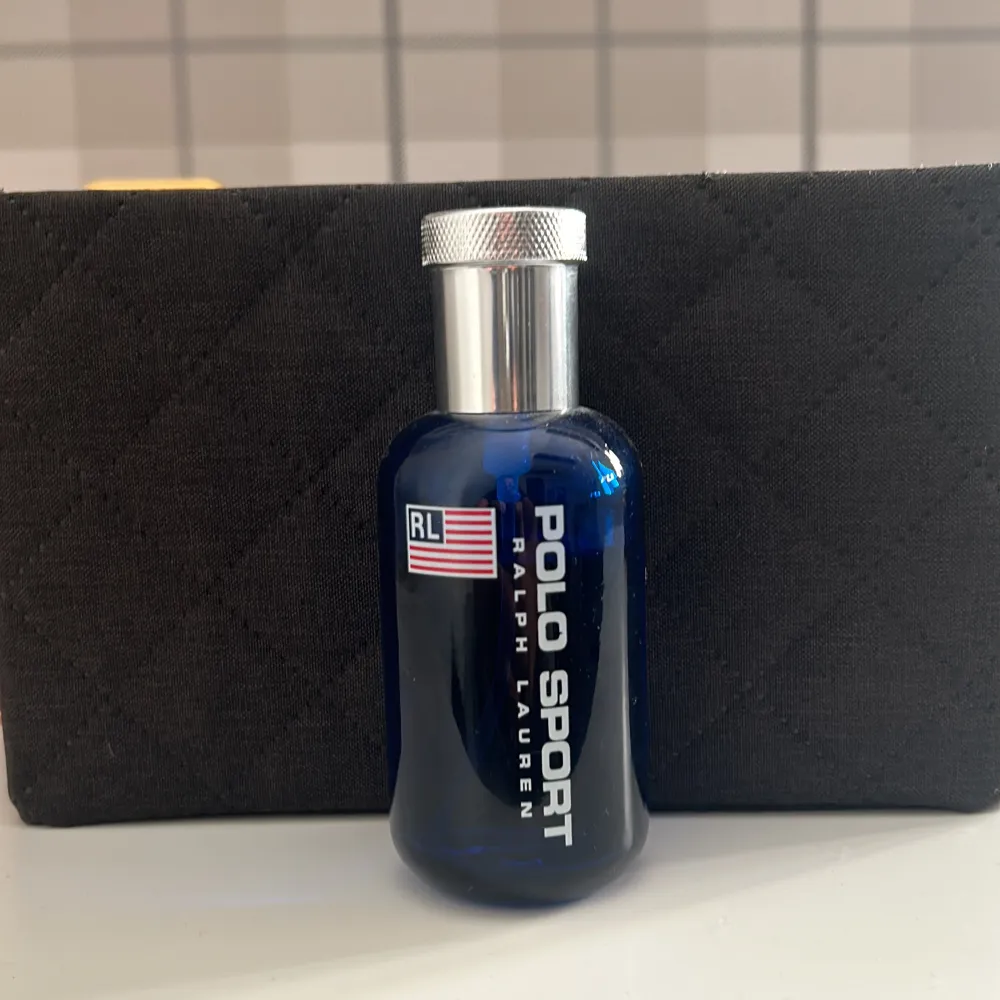 Ralph lauren Polo sport eua de toilette parfym. 75 ml ca 60 ml kvar. Nypris 500 kr. Ge prisförslag.. Parfym.