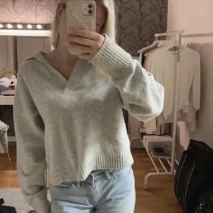 Stickad tröja - Jättefin och skön nu till hösten. 🩷 Säljs inte längre. Den är lite nopprig därav priset, skriv för fler bilder!