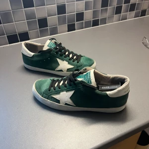 Golden goose skor  - Storlek 41 men sitter som 42/ skick 8-10/ bara skorna ingår/ pris går diskuteras vid snabb affär 