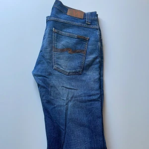Nudie jeans🔥 - Ett par riktigt soft nudie jeans i storlek 32/34. Knappt använda🔥 bara att höras vid minsta fundering