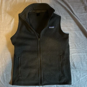 Patagonia väst  - Tjena! Säljer nu min riktigt feta patagonia väst som är perfekt för hösten, västan är i nyskick inga defekter eller något sånt. Storleken är M men sitter mer som S, hör gärna av er ifall ni har några mer funderingar eller frågor 😃