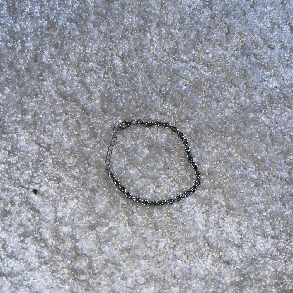 Silver cordellarmband storlek går att ändra om man känner för det . Accessoarer.