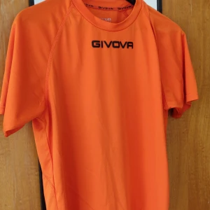Givova träningströja - Orange träningströja. Andvänd i okej skick