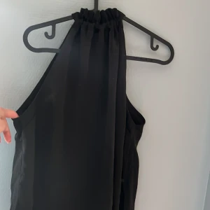 Halterneck topp - Säljer min helt oanvända topp från bubbleroom. Är i storlek 42 men sitter som S/M då det var konstiga storlekar. 