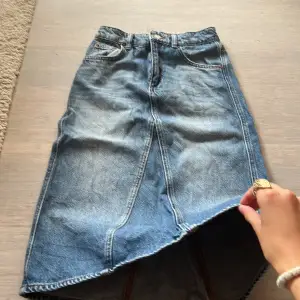 As najs jeans kjol med inga fläckar eller liknande❤️blev för liten för mig för annars behållt!