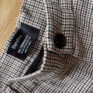 Kostymbyxor  - Kostymbyxor herr med svart/brun/vit mönstring, fickor fram och bak, nyskick!