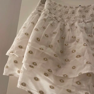 Zara volang kjol - Volang kjol från zara. Skrynklig mem kan strykas enkelt, annars super skick