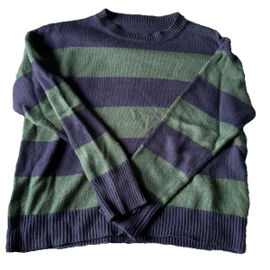 stickad tröja - tröjan går ner till höftbenen eller lite högre upp beroende på hur lång överkropp du har, så den är inte så lång, köpare står för frakt🫶🏻