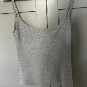 Linne - Silvrigt festlinne. 