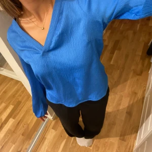 Blå blus  - Blå blus från Vero Moda. Knappt använd. 