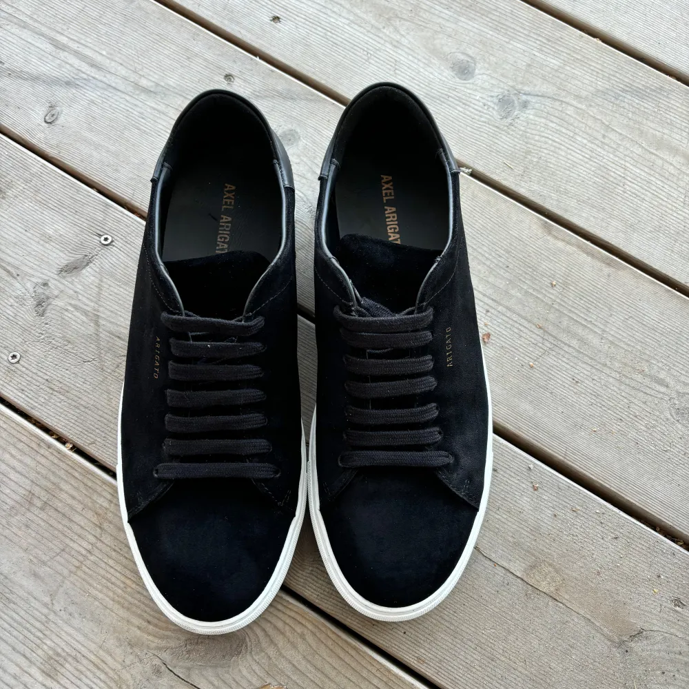 AXEL ARIGATO Clean 90 Sneaker Black Suede 1800kr Endast använda 2gånger. Först till kvarn Papper och kvitto finns. Priset kan diskuteras vid snabb affär Dem passade inte min stil därför säljer jag dem vidare till någon som kan ha nytta av dem. . Skor.