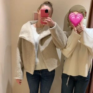 Kort Teddykappa Gina  - Storlek S, har bara använt den max 5 ggr därav varför jag säljer. Kappan är i mycket bra skick💕 