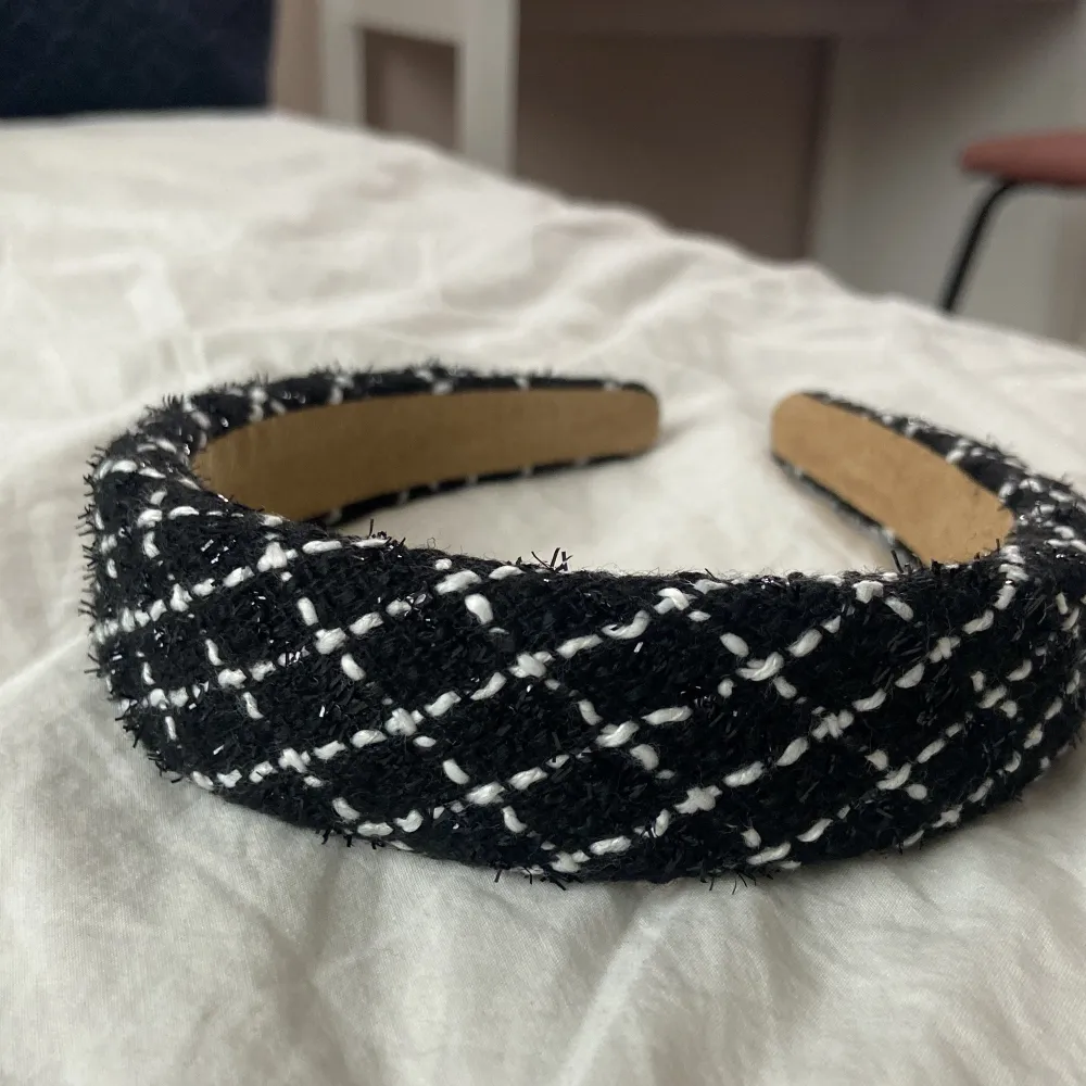 Rutigt diadem fick av min mamma men kunde inte reklamera, jätte bra skick som ny❤️ Perfekt till höst 🍂❤️❤️ PRIS KAN DISKUTERAS!! Antingen köper ni på köp nu eller så skriver ni till mig . Accessoarer.