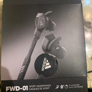 Adidas hörlurar FWD-01 - Ett par oanvända adidas hörlurar som är helt nya, ny pris 1299 men säljer den för 450kr, all behörighet finns till den, perfekt för de som joggar osv. skriv ifall du undrar något😁