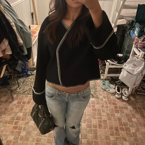 Kofta - Jätte fin kofta, perfekt till hösten! 😍🍁 Från Gina Tricot och knappt använd! Inga noppror eller så🫶🫶🫶