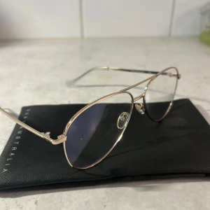 QUAY- Blue light glasögon utan styrka - Blue light glasögon utan styrka från QUAY - Still standing 148, använda fåtal gånger. Fodral ingår 