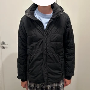 Peak Performance jacka - Min lillebror säger sin jacka. Den är använd men i bra skick. Dragkedjan är lite krånglig men funkar ändån. Därav priset.🩷
