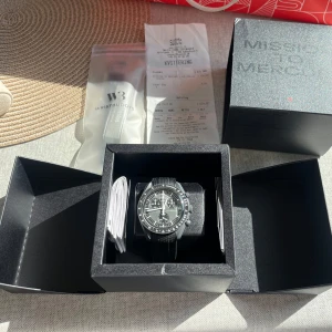 Omega Moonswatch Mercury  - Tjena, Säljer nu min Omega Moonswatch Mercury. Köptes i Danmark förra året (30/12-23). Klockan är i mycket bra skick, inga till knappt synliga användingspår Ingår ett band från wristbuddys värde 599 Motsvarande klocka säljes av Merch Sweden för 5999