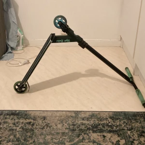 Sparkcykel  -  Säljer denna sparkcykel skriv om du vill köpa tack