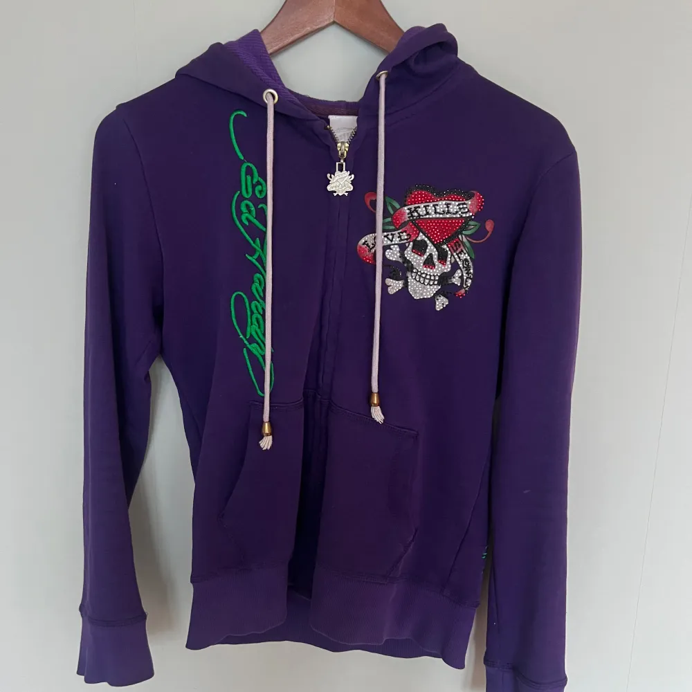 Jätte snygg ed Hardy tröja  Tidigare köpt på plick  Kan inte se stl men sitter som S. Hoodies.