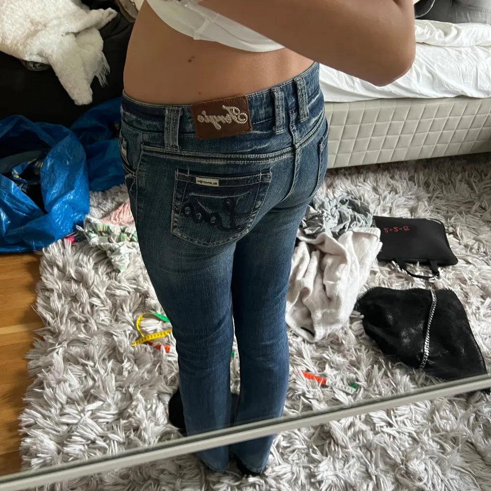 supersnygga jeans som jag säljer då jag tycker att de är för korta på mig!💓inga defekter skriv gärna vid frågor💓💓💓. Jeans & Byxor.