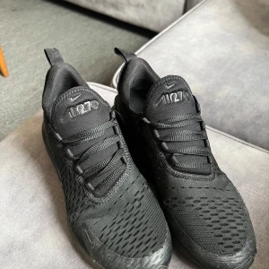 Nike 270 Skor - Snygga och bra skor i väldigt bra skick, endast en defekt (se bild) därav priset,  Nu pris 2000