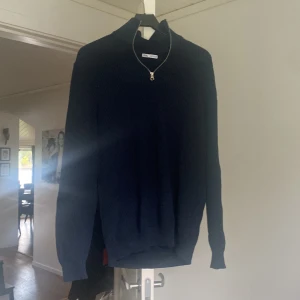 Zara Halvzip - En mörkblå halvzip från Zara, inget synligt slitage någonstans och inga fläckar. Stl L