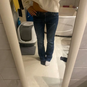 Lowwaist jeans - Ett par jätte snygga lee jeans som är boocut! Säljer då de ej kommer till användning! Lite slita längst ner  Midjemåttet (rakt över): 40cm Sitter bra på mig som är 170!