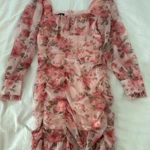 Blommig klänning från EillyBazar - Säljer en superfin blommig klänning från EillyBazar i storlek S. Aldrig använd pga för liten storlek. 🌸