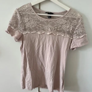 spets t-shirt - Jättefin, knappt använd, skönt material 