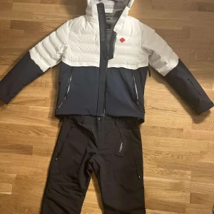 J.Lindeberg (Herr) - Säljer ett skid ställ från J.Lindeberg i herr modell.  Jackan är använd 1 gång och byxorna är helt nya. Bägge är fodrade.   L på båda. 