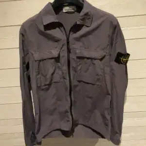 Säljer min Stone island overshirt i en blå/grå färg då den har blivit för liten, overshirten är sparsamt använd och är i bra skick. Storlek:M Skick:9/10 Pris kan diskuteras vid snabb o smidig affär