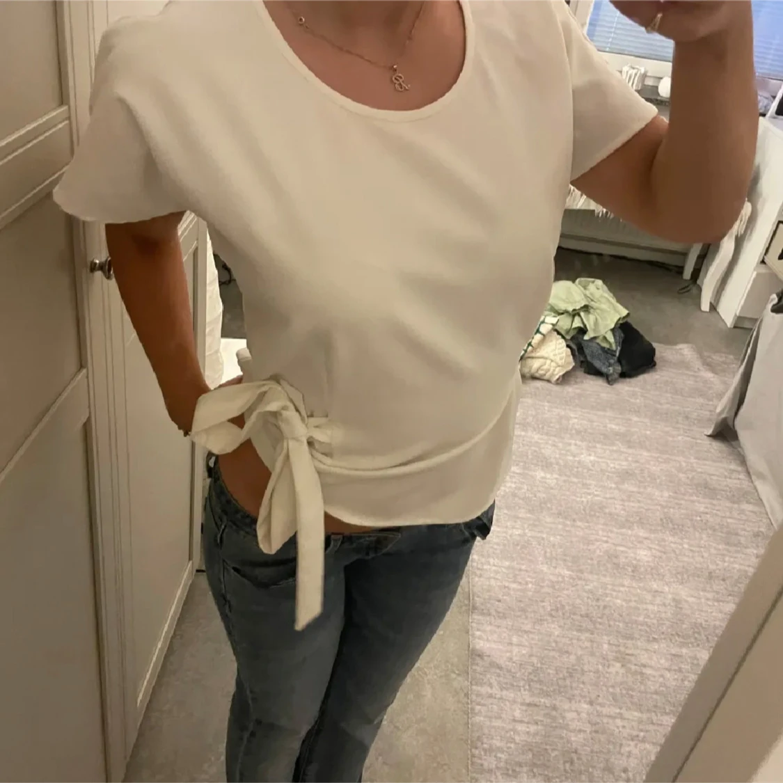 Vit topp med knut - 90