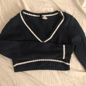 Mörkblå stickad tröja från hm - Säljer denna fina mörkblå korta stickade tröja med vita detaljer!💖 märket är hm och tröjan har inga defekter! Köparen står för frakt ❤️ TRYCK EJ PÅ KÖP NU